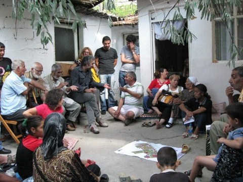 Mahallede gerçekleştirilen toplantılardan bir kare